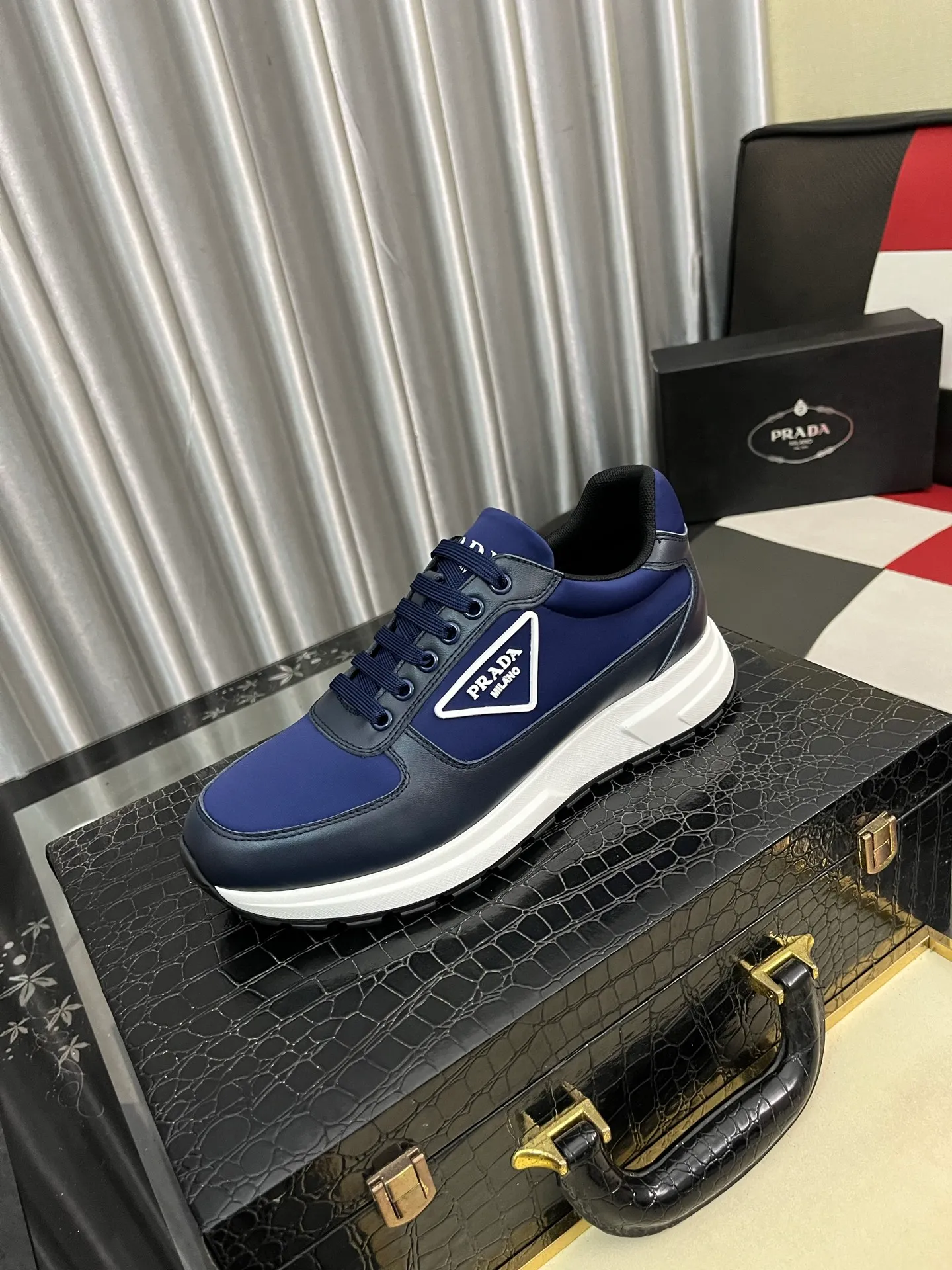Men's shoes 💰420⌚️⌚️Prada•PRADA original quality.~ Unique modern style sneakers. 🏃A must-have casual shoe for trendy men😍😍 Original brand imported from Italy, imported original leather, sheep lining (refuses to discolor and grind feet) Sole: Original sole provided by the original factory, French lazy style design ⚠️Fit to the feet, original quality, super comfortable original sole. It’s like shooting the real thing🎬The real thing is better, high-quality sneakers Size: 38-444️⃣Colors available